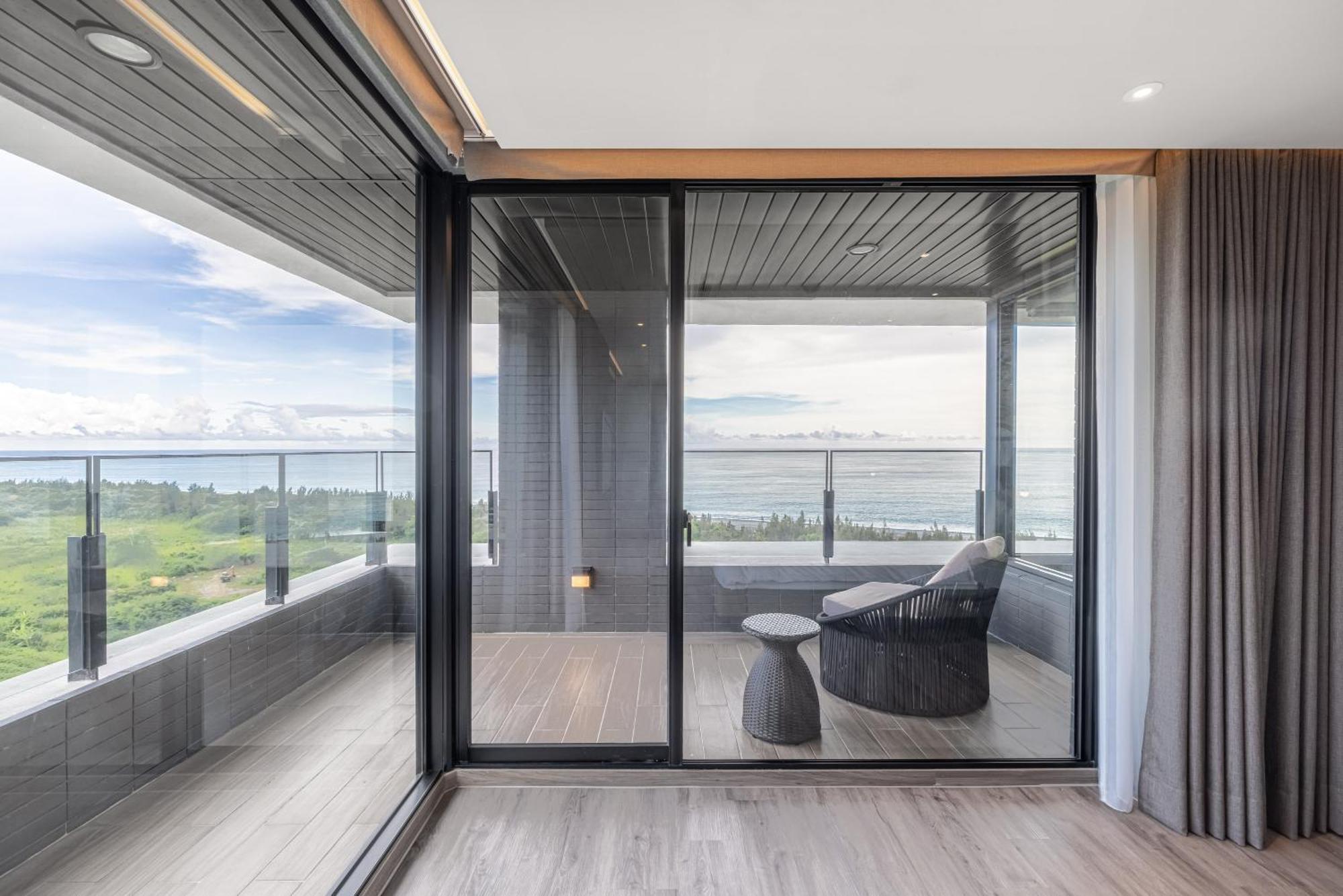 Lakeshore Hotel Hualien Taroko Shunan 객실 사진 A sliding door