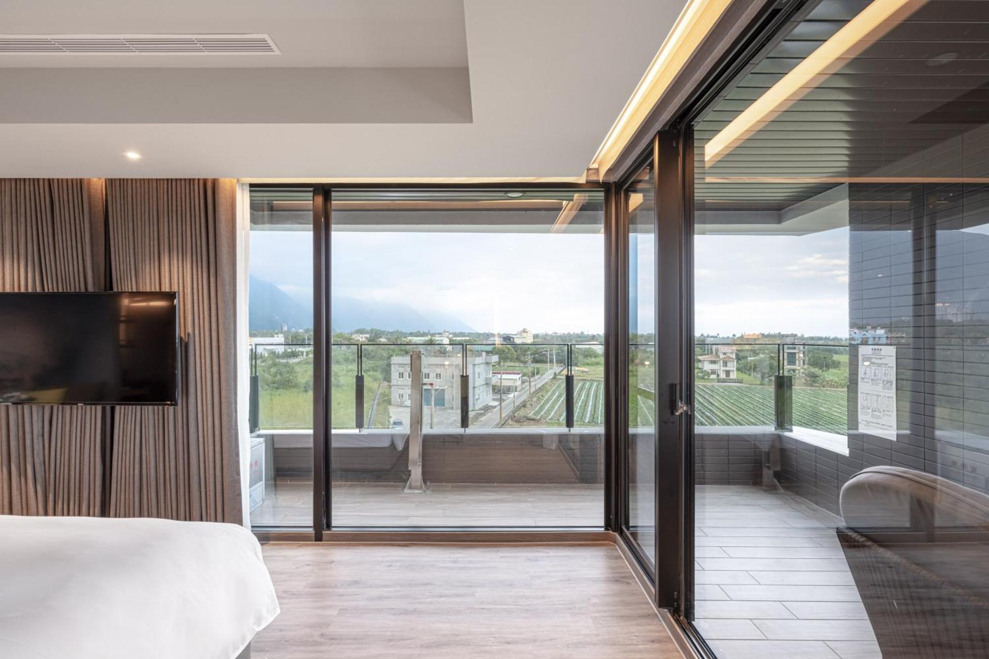 Lakeshore Hotel Hualien Taroko Shunan 객실 사진 A sliding door