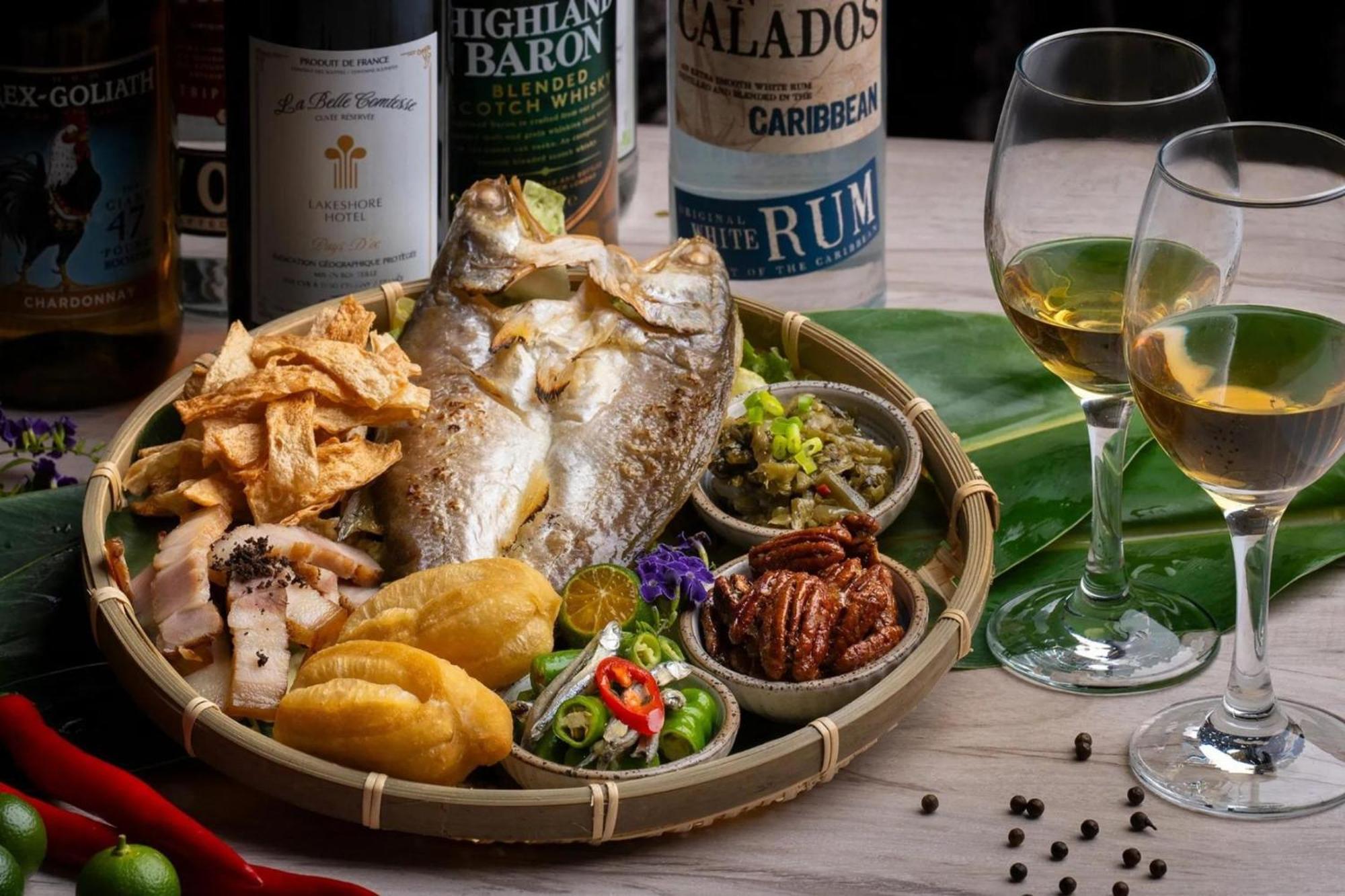 Lakeshore Hotel Hualien Taroko Shunan 외부 사진 A whole pompano served with a selection of condiments